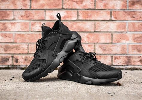 nike air huarache ultra triple black.